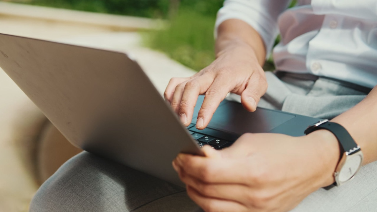 Kontakt Webiser for å starte ditt prosjekt - illustrasjon av digital samarbeid