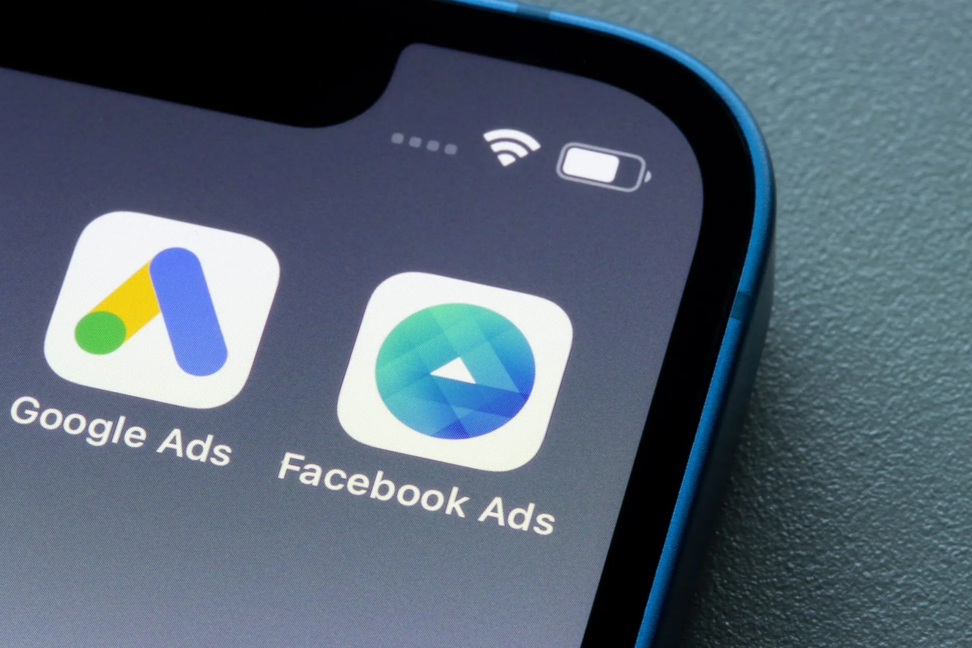 Digital markedsføring illustrasjon med kreative elementer og sosiale medier