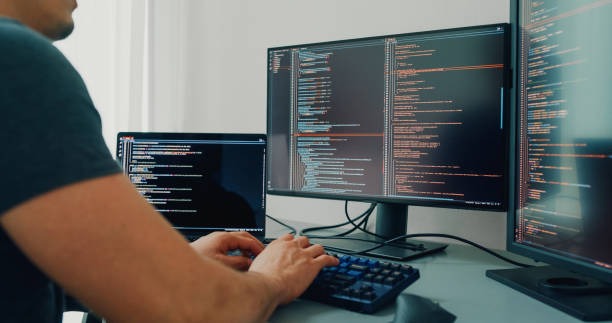 To personer som ser på en dataskjerm med nettsidekode – illustrerer nettsideutvikling hos Webiser